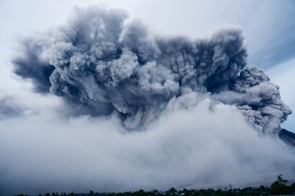 Éruption volcanique et nuage de cendres